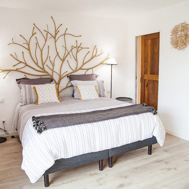 chambre de luxe avec tête de lit arbre